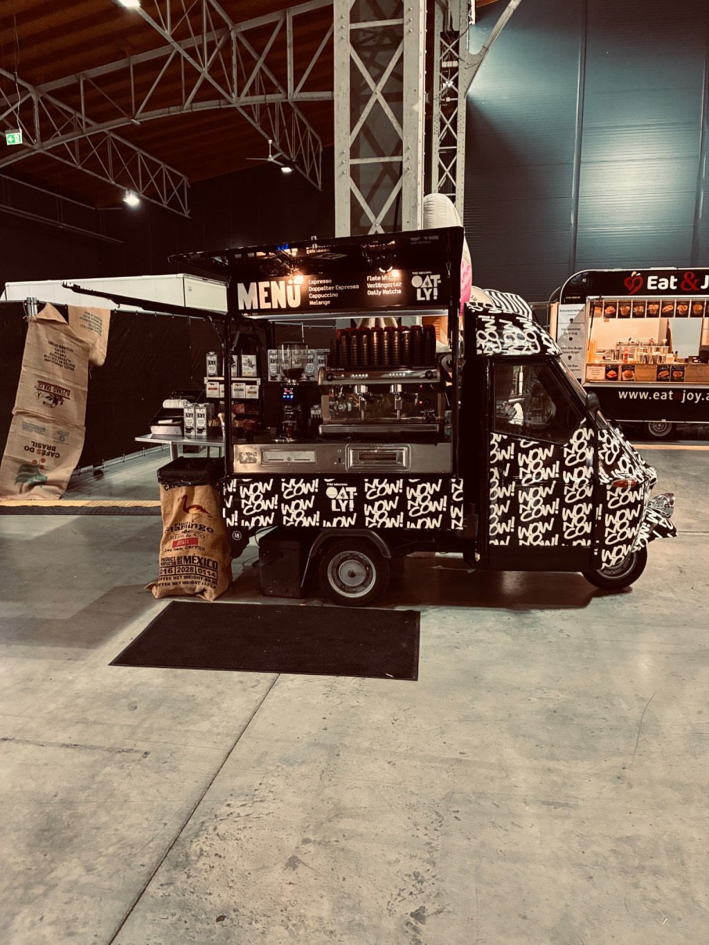 Mobiler Kaffeestand mit Espressomaschine und Oatly-Beschriftung in der Marx Halle.